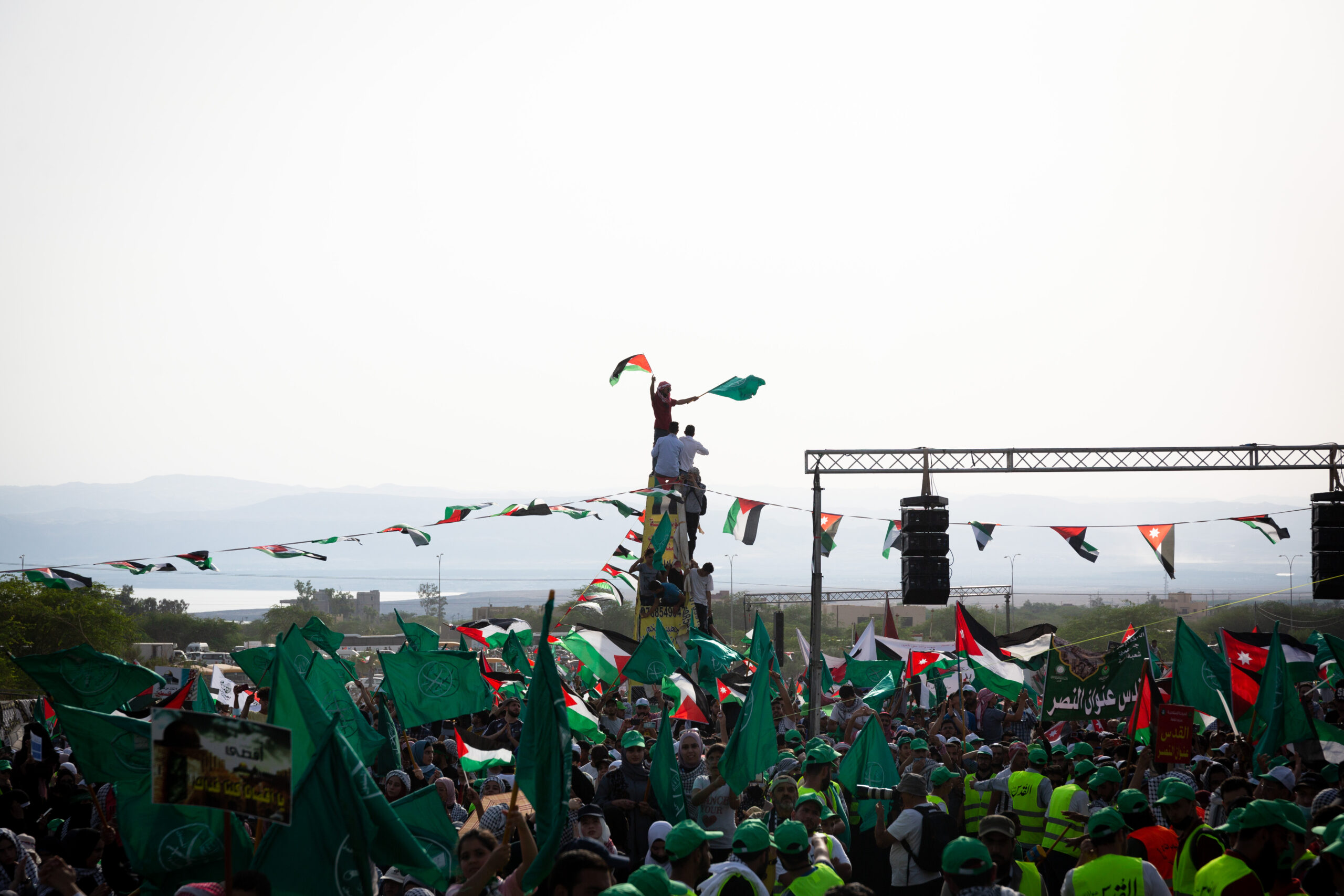 دعمًا لفلسطين واحتفالًا بالنصر: آلاف الأردنيين في عمّان والأغوار
