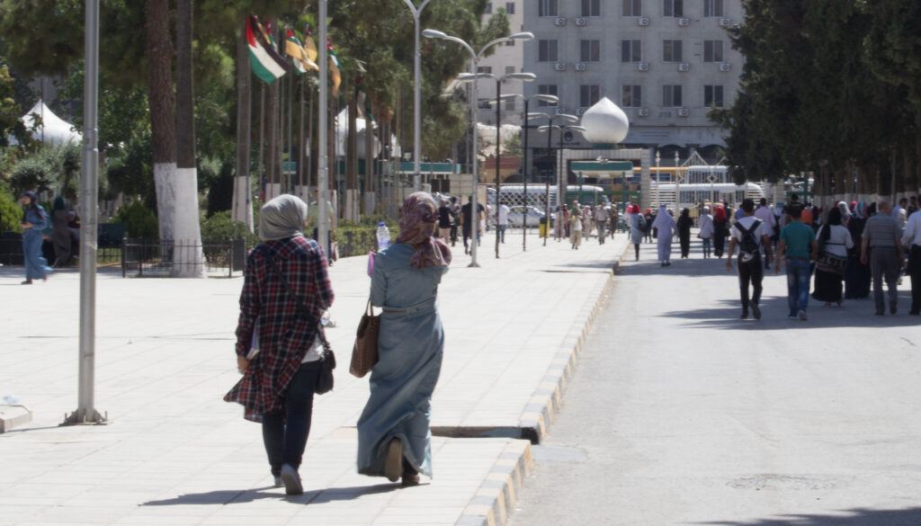 «الجامعة متنفس للبنت»: كيف أثر التعليم عن بعد على حياة الطالبات؟