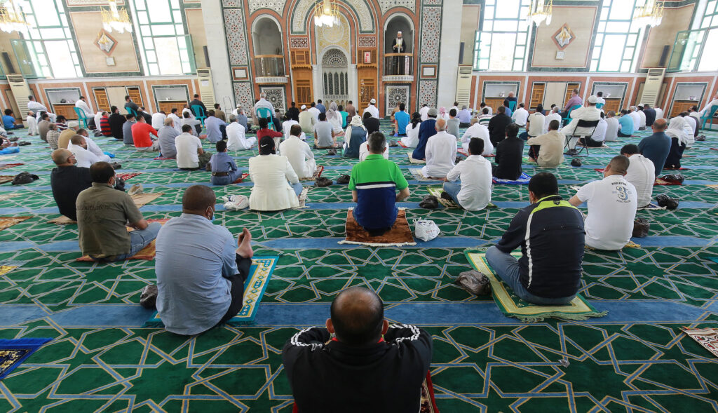 خطبة الجمعة الموحدة: مواجهة للتطرف أم سيطرة على المنابر؟ 