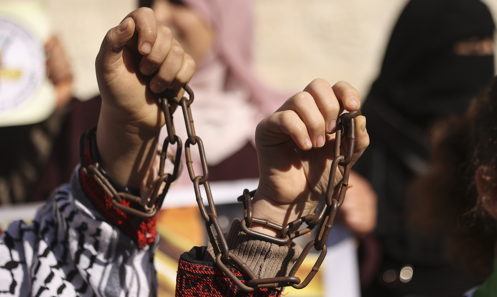 سحل وإغراق بالمياه الباردة: الأسيرات يواجهن حملة قمع جديدة
