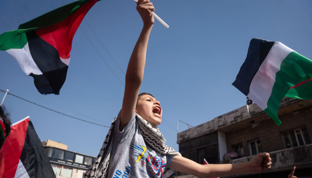 بالتزامن مع زيارة بلينكن: الآلاف في عمّان يهتفون لغزة ومنع مسيرات الحدود