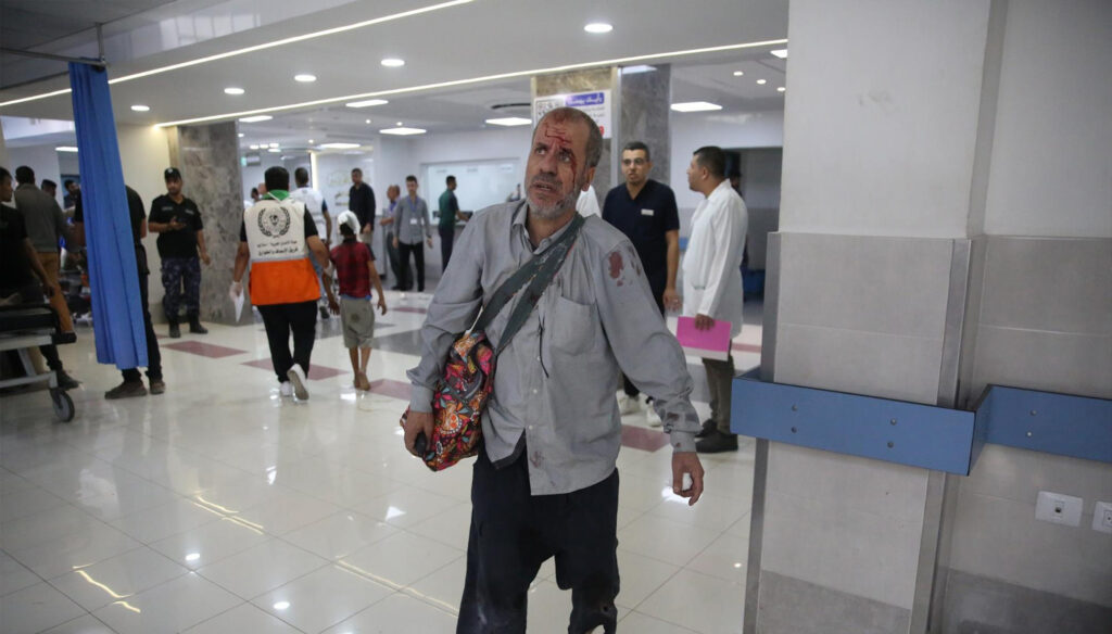 صور | الحياة بين الجثامين في مستشفيات غزة