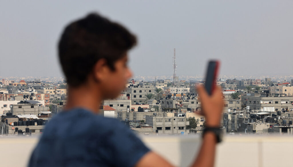 «خارج التغطية»: كيف يسيطر الاحتلال على اتصالات غزة؟