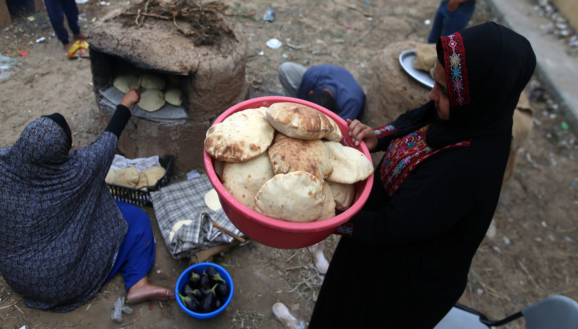 خبز وخيام: حياة النازحين في جنوب غزة
