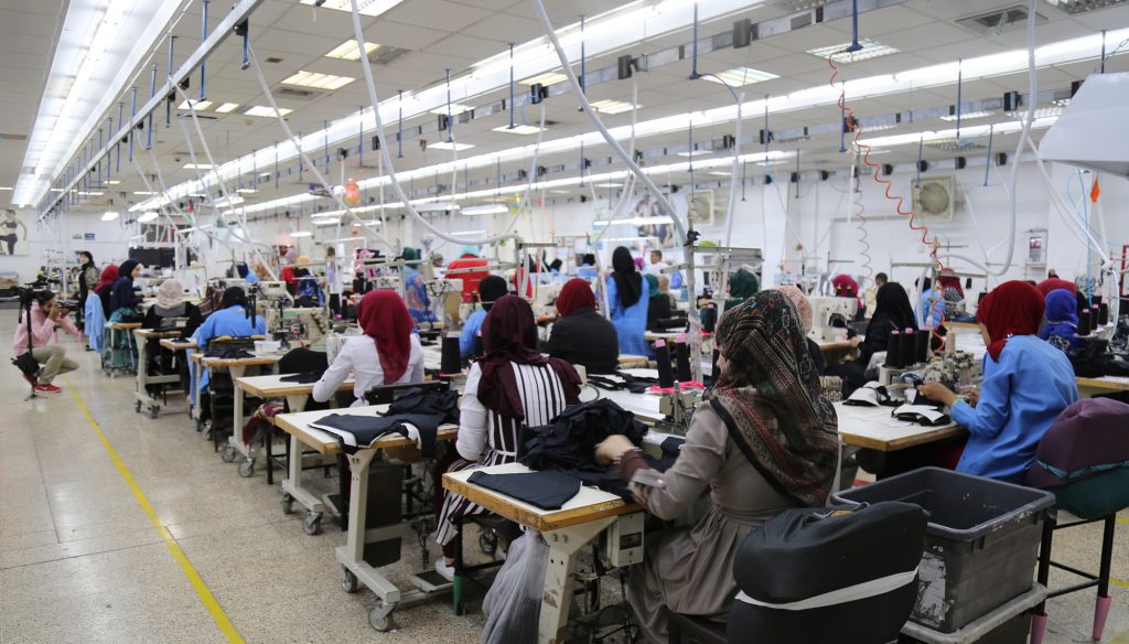 لماذا تستثنى العاملات في مصانع الألبسة من الحد الأدنى للأجور؟